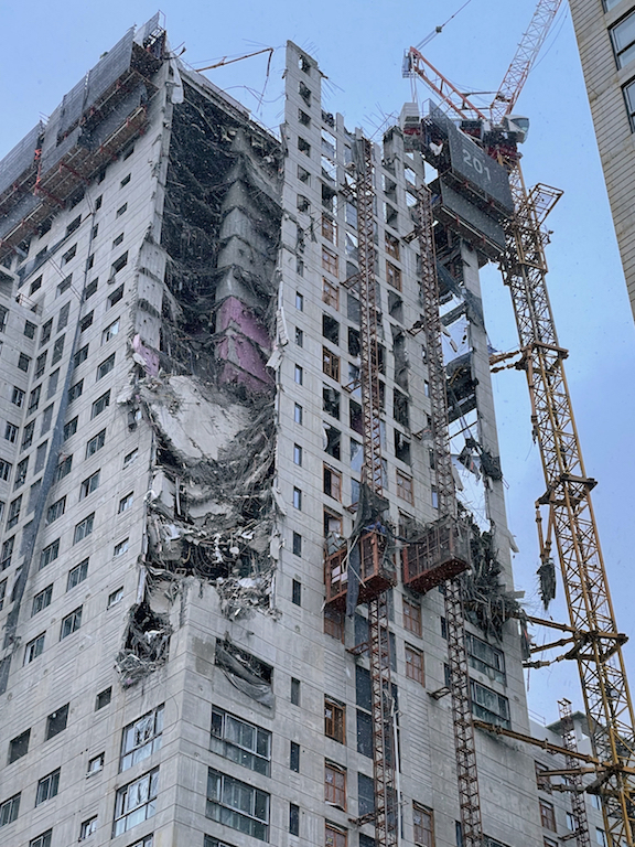 Mảng tường lớn bên ngoài cao ốc đang xây bất ngờ đổ sập vùi lấp nhiều người