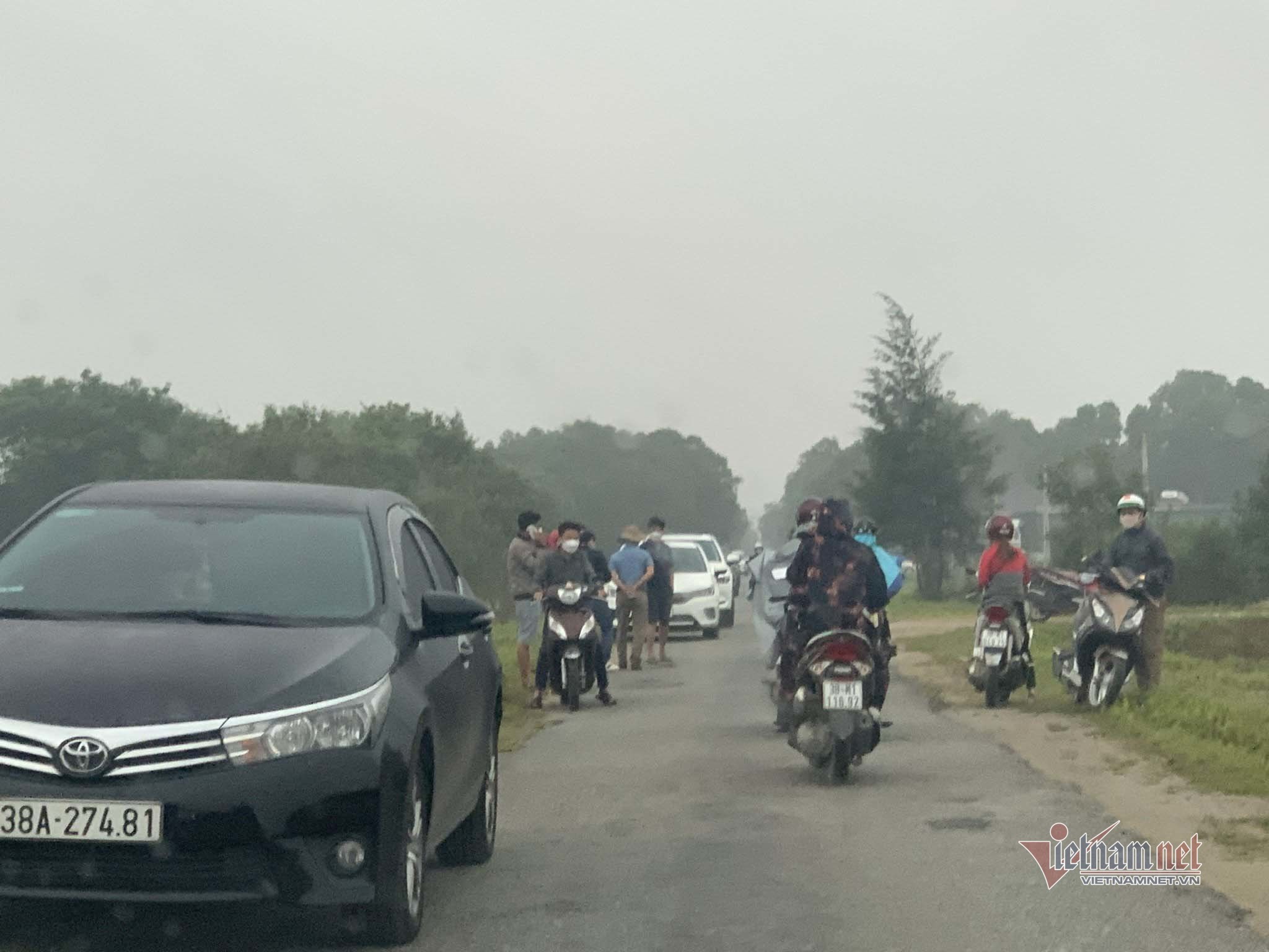 'Cò' vây, lùng đất xuyên ngày đêm, dân đóng cửa vì mệt mỏi