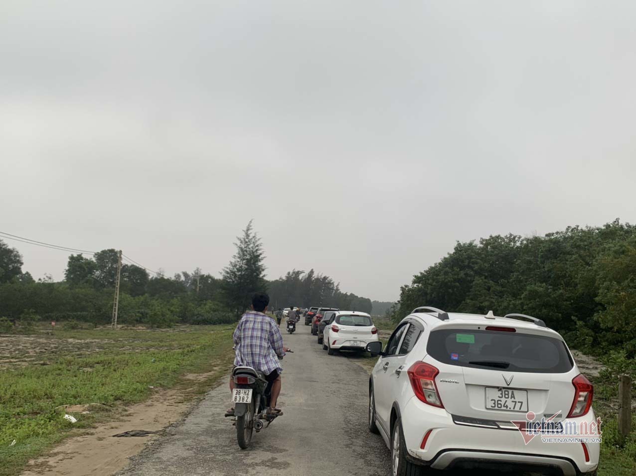 'Cò' vây, lùng đất xuyên ngày đêm, dân đóng cửa vì mệt mỏi