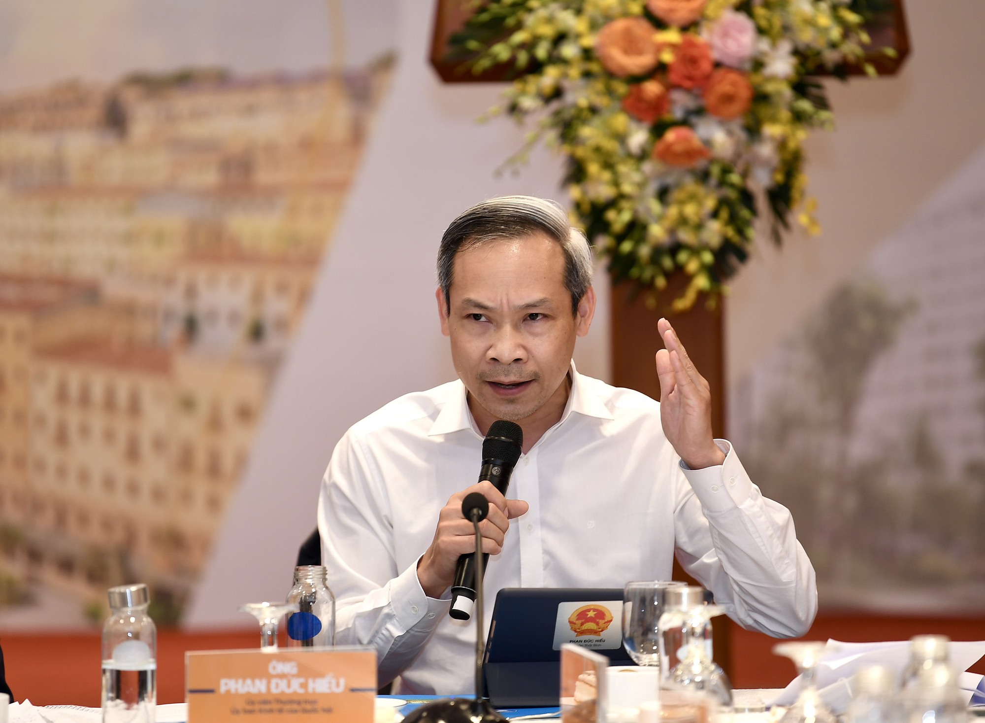 Siết vốn tín dụng "rót" vào bất động sản: Cơn sốt đất càng phức tạp hơn - Ảnh 2. Siết vốn tín dụng "rót" vào bất động sản: Cơn sốt đất càng phức tạp hơn - Ảnh 2.