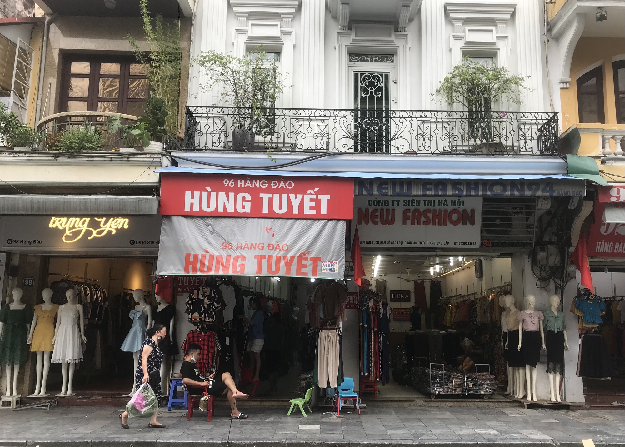 Dọc tuyến phố hàng Đào, cửa hàng kinh doanh mở cửa "nhộn nhịp" trở lại Dọc tuyến phố hàng Đào, cửa hàng kinh doanh mở cửa "nhộn nhịp" trở lại