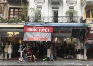 Dọc tuyến phố hàng Đào, cửa hàng kinh doanh mở cửa "nhộn nhịp" trở lại