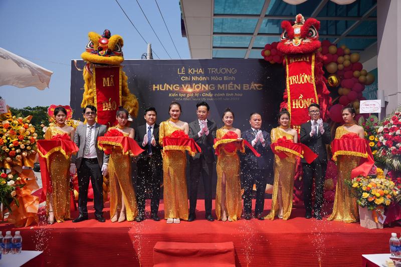 ban-lanh-dao-hung-vuong-mien-bac-cat-bang-khai-truong-chi-nhanh-hoa-binh-9c65b63cc8e04426a053ab56cb11ca48-1 ban lanh dao hung vuong mien bac cat bang khai truong chi nhanh hoa binh 9c65b63cc8e04426a053ab56cb11ca48 1