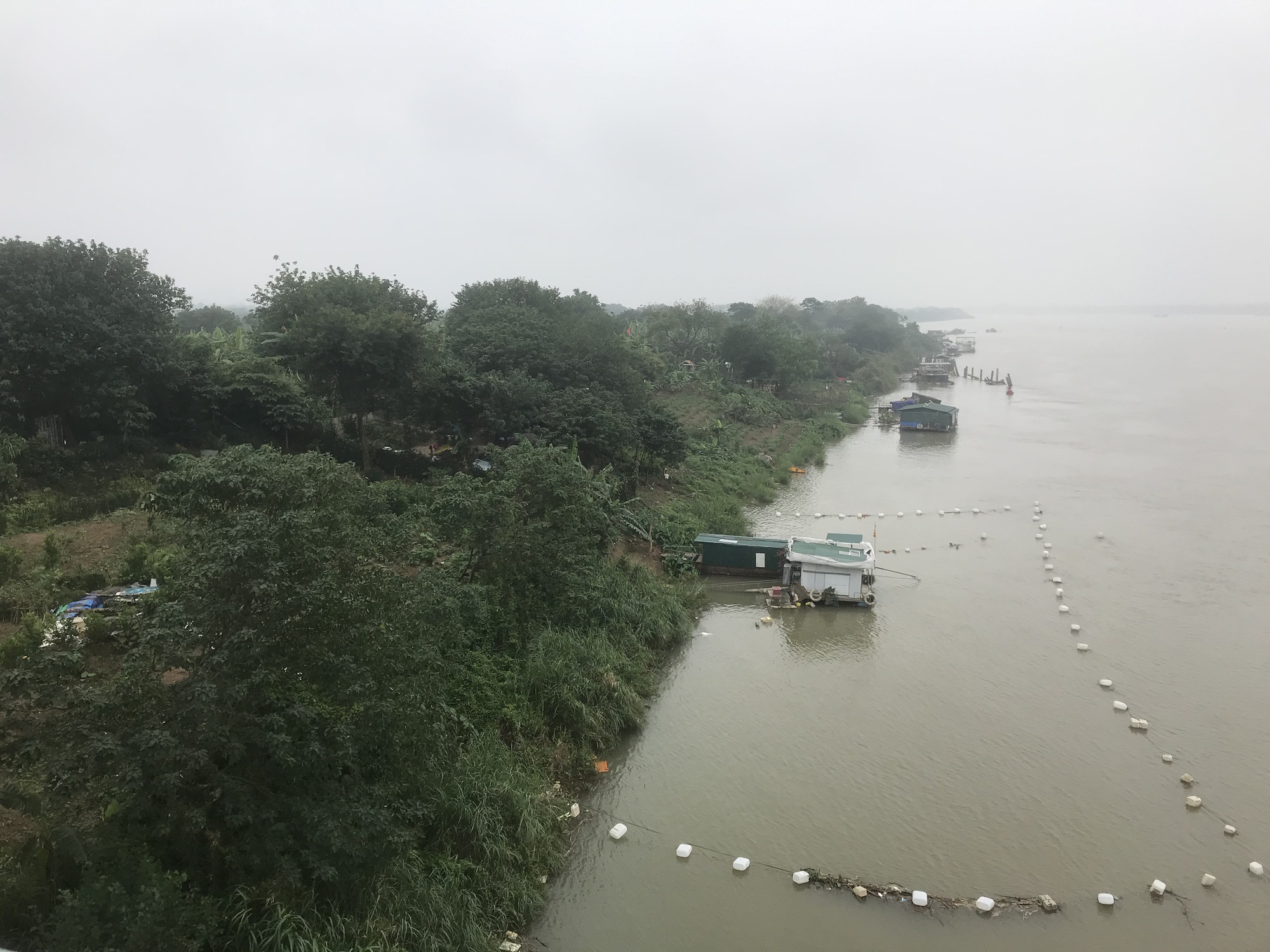 Quy hoạch phân khu sông Hồng có thể ảnh hưởng tiêu cực đến những người dân sinh sống tại khu vực xóm chài ven sông (Ảnh: Thái Nguyễn) Quy hoạch phân khu sông Hồng có thể ảnh hưởng tiêu cực đến những người dân sinh sống tại khu vực xóm chài ven sông (Ảnh: Thái Nguyễn)