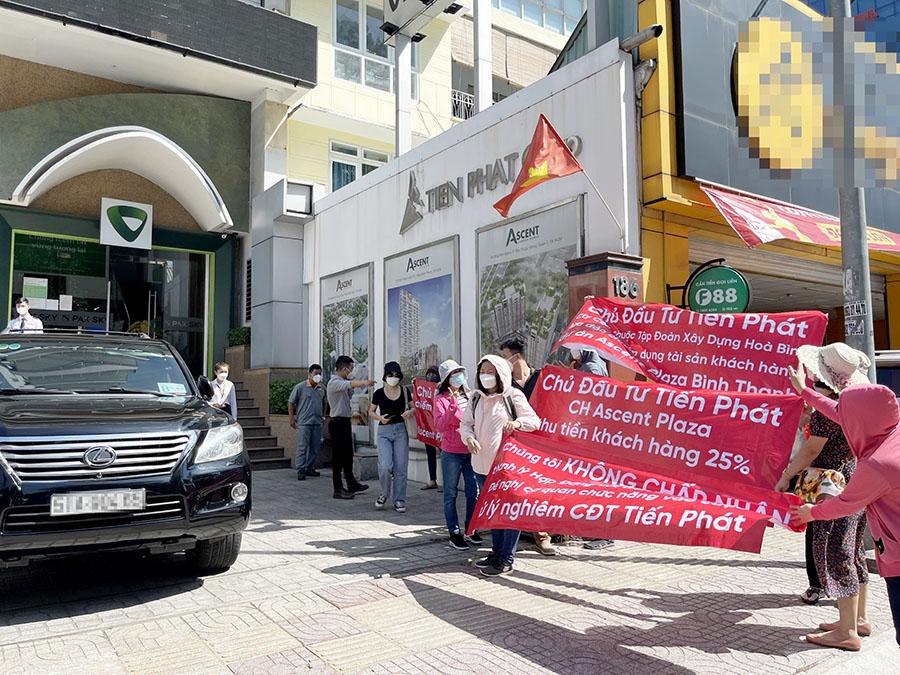 khach-hang-mua-can-ho-ascent-plaza-cang-bang-ron-truoc-tru-so-cong-ty-tien-phat-6dff687c276343fd88eea7455f0da193-1 khach hang mua can ho ascent plaza cang bang ron truoc tru so cong ty tien phat 6dff687c276343fd88eea7455f0da193 1