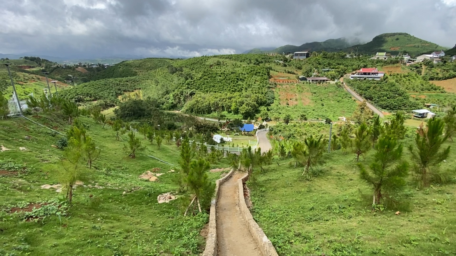 Vụ Ngọc Trinh khoe sở hữu lô đất 11ha ở Lâm Đồng: Khu đất có nhiều công trình không phép - Ảnh 1. Vụ Ngọc Trinh khoe sở hữu lô đất 11ha ở Lâm Đồng: Khu đất có nhiều công trình không phép - Ảnh 1.